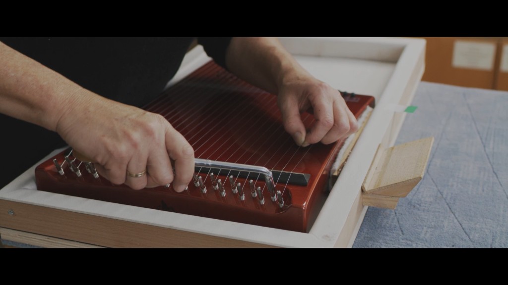 専用の作業台でヘルマンハープのチューニングピンを調整する様子