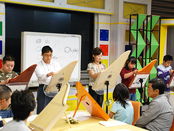NHK大阪放送局スタジオでの体験教室で、障がいのある奏者たちが演奏披露